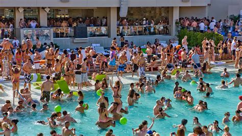 las vegas pool season        covid pandemic