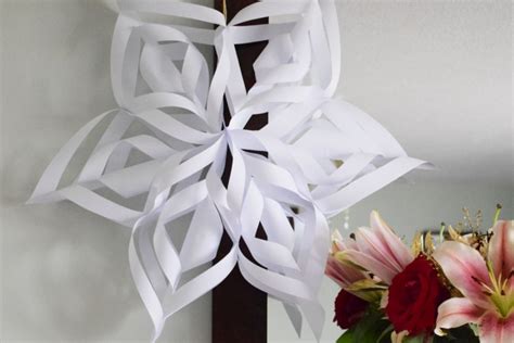Learn How To Make Giant Snowflakes Paper Snowflakes Diy Diy
