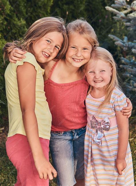 Premium Photo Close Up Portrait Of Three Happy Girlfriends Cuddling