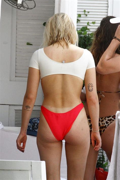 sophie turner bikini hot pics — she has no ass scandal