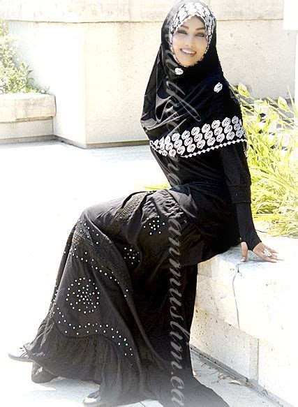 she looks so lovely in this abaya and hijab fashion pinterest musulman femmes arabes and mode