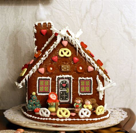 holidays big  small gingerbread house day  fun holiday