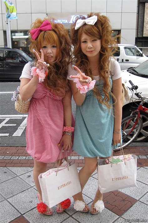 Japanese Girls At Shibuya 109 Two Cute Japanese Girls Posi Flickr