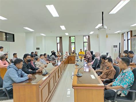 beri bantuan cleaning service hingga satpam fraksi golkar dprd kota