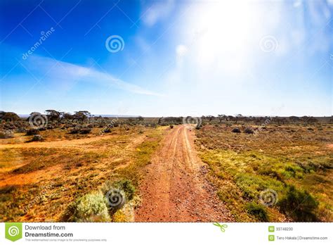 grintweg  australisch binnenland  heldere zonneschijn stock foto image  australisch