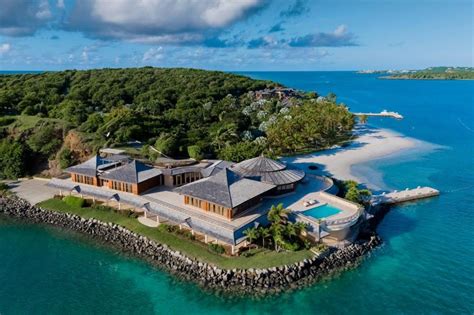 pristine private island hideaways owned  billionaires lovemoneycom