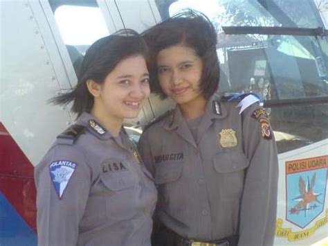 Polisi Wanita Indonesia Cari Berita