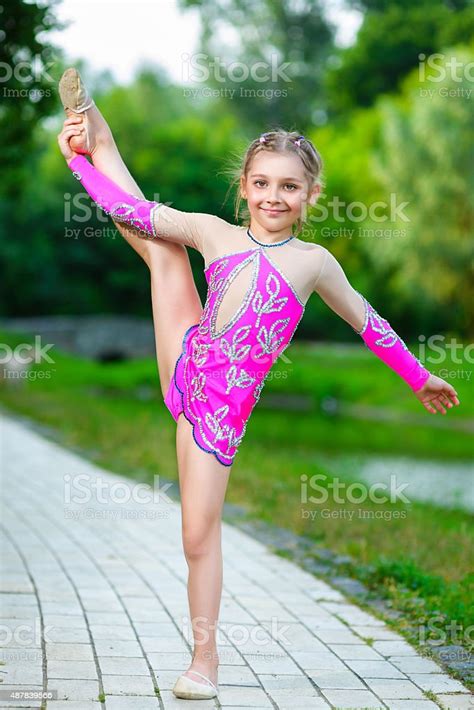 gadis kecil fleksibel melakukan senam split vertikal foto stok unduh