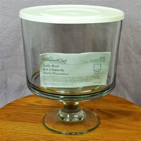 pampered chef trifle glass bowl with pedestal 2832 new in opened box