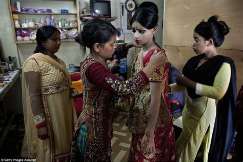 girl aged 15 prepares for her wedding to a 32 year old man in bangladesh daily mail online