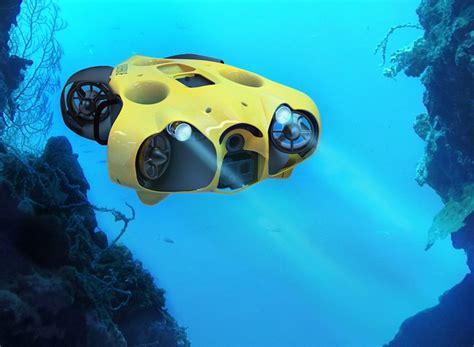 submarine drone  freely captures  underwater journey  high definition
