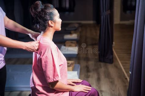 Massage Thaïlandais Au Dos De La Femme Attirante Image Stock Image Du