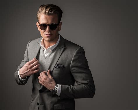 The Best Sunglasses For Men According To Their Face Shape