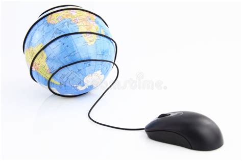 de muis en de bol van de computer stock foto image  achtergrond globalisering