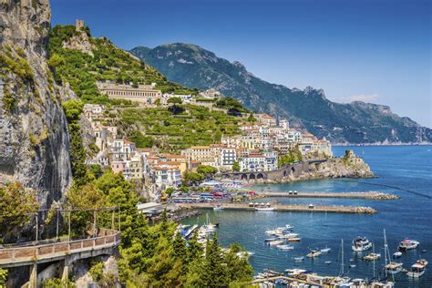 amalfi italie stredozemni  nejlepsi destinace pro plavbu lodi