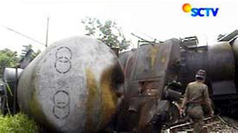 dua kereta api pengangkut minyak kelapa tabrakan news liputancom