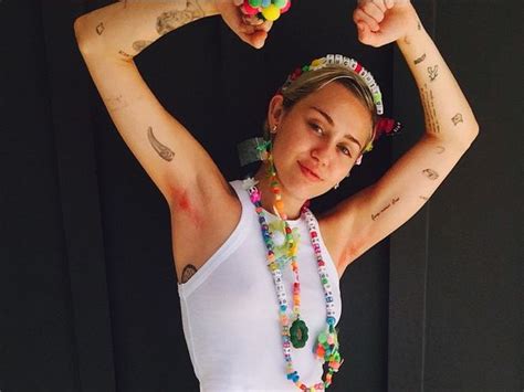 Miley Cyrus Se Colore Les Aisselles En Rose Photos Closer