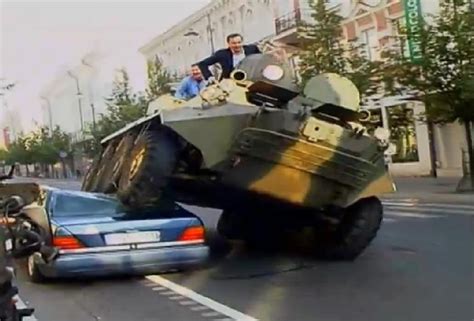 insolite le maire ecrase les voitures mal garees avec  tank automoto tf