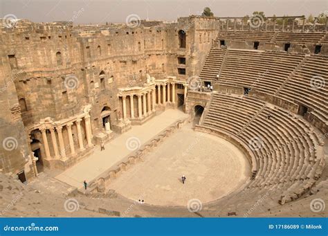 het amfitheater van bosra syrie stock afbeelding image  stappen geschiedenis