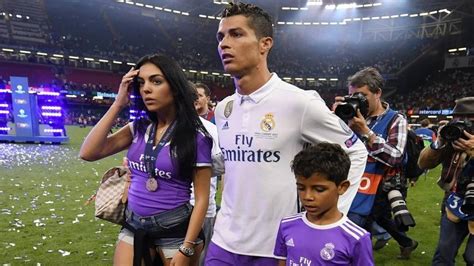 Ronaldo Es Padre De Gemelos Un Niño Y Una Niña Por Vientre De