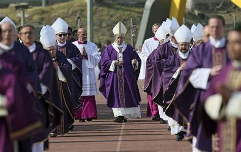 vaticano unos  religiosos cuelgan los habitos cada ano panama america