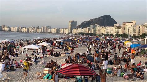 Animado Público Amanhece Na Praia De Copacabana No