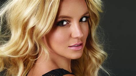 Blonde Britney Young Mit Einem Tollen Hahn – Telegraph