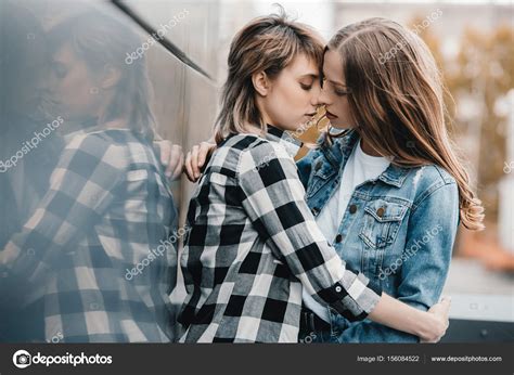 Schöne Junge Lesben Paar — Stockfoto © Dimabaranow 156084522