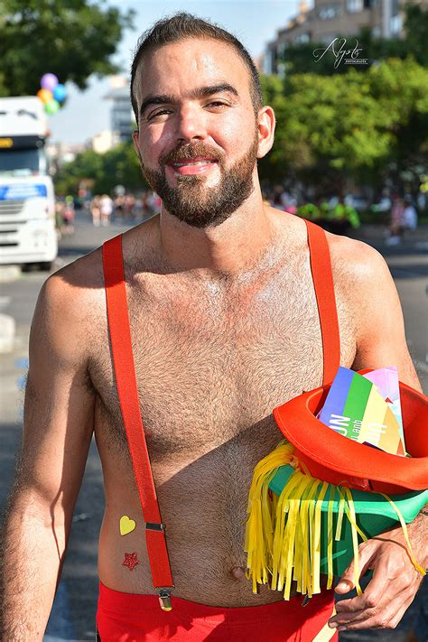 las fotos del colorido desfile del orgullo gay en madrid hechas por un