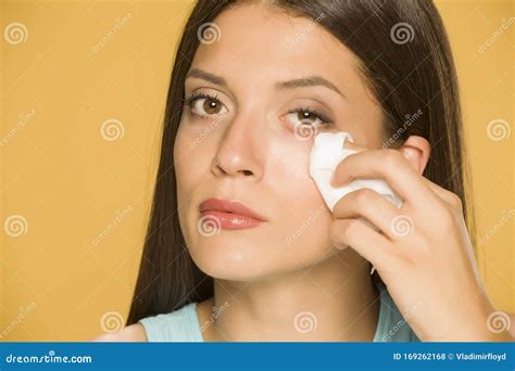 jovem limpando seu rosto com toalhetes molhados foto de stock imagem