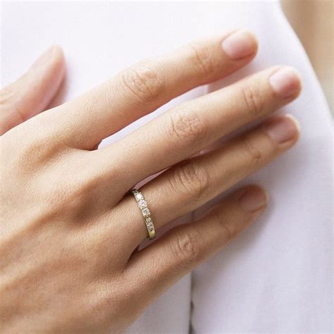 Monarch Methodik Schutz Verheiratet Ring Hand Angebot Verwirrt Perforieren