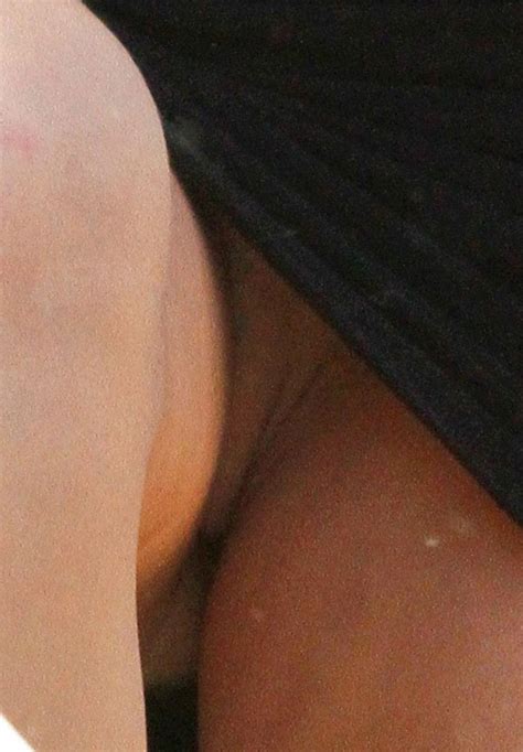 miley cyrus pussy up skirt photo