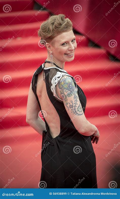 Amalia Mordvinova Sur Le Tapis Rouge Avant L Ouverture 37 Du Festival