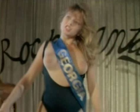 traci lords nue dans red hot rock