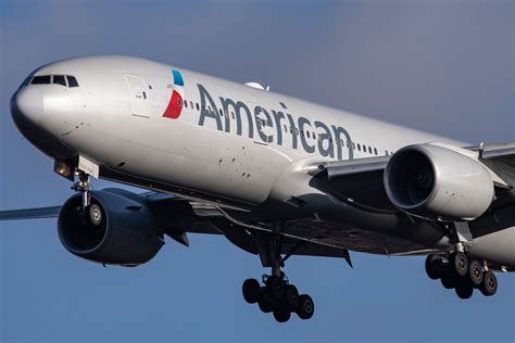 el vuelo de american airlines  destino  londres regresa  miami