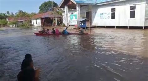 gara gara banjir warga kampung muara batuq kubar terpaksa pakai perahu
