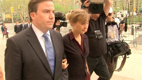 smallville actress allison mack alleged sex cult leader keith raniere back in court