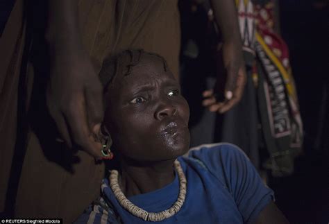 بوابة فيتو بالصور حفل ختان الإناث في كينيا