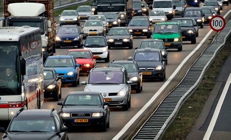 anwb en rijkswaterstaat adviseren reis van rotterdam naar amsterdam uit te stellen vanwege zware