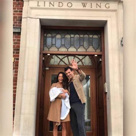 Lisa Haydon Posts Breastfeeding Picture With Son Zack Sends Out A