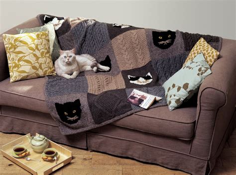 plaid au motif de chat fait de  carres de laine tricotes cat quilt   list crafty