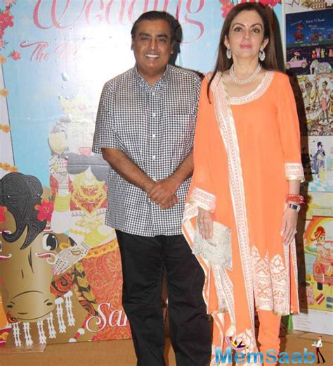 mukesh ambani posed with wife nita ambani at sakshi salve