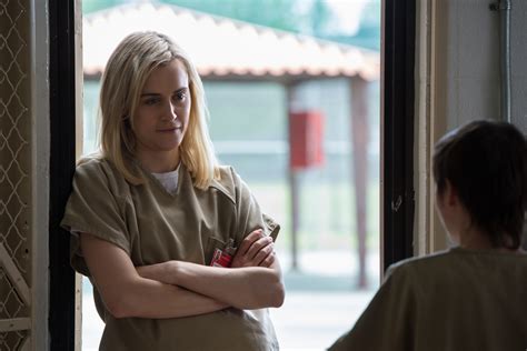 orange is the new black season 4 review piper is gangsta with an a but she is not in the