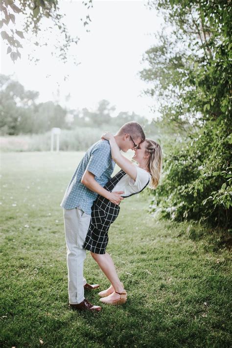 Fun And Whimsical Spring Outdoor Engagments In 2020 Spring Outdoor