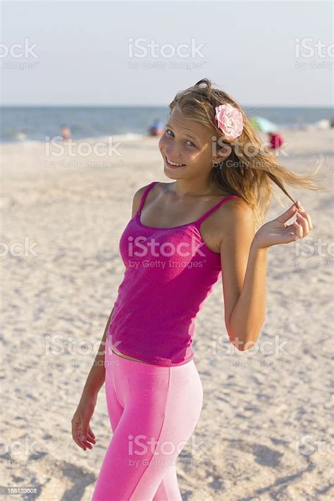 Gadis Remaja Ceria Di Pantai Foto Stok Unduh Gambar Sekarang Anak
