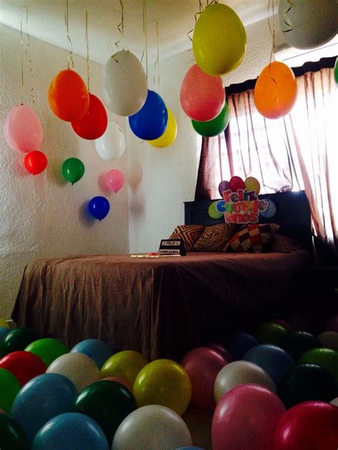 cuarto adornado sorpresa feliz cumpleaños globos