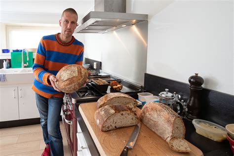 balkbrugse chef kok gerwin brand bakt ambachtelijk zuurdesembrood met achttien jaar oud deeg