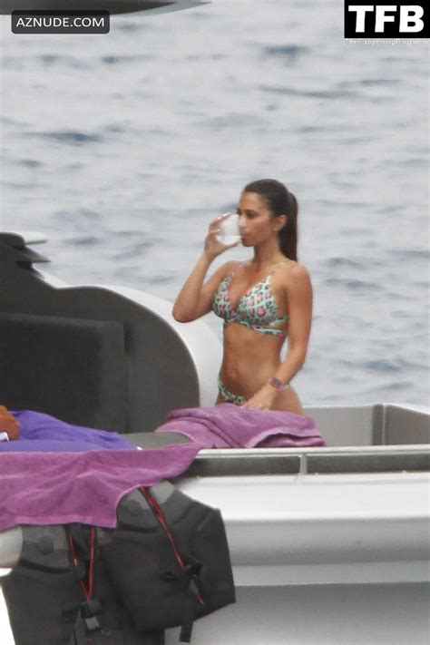 Antonela Roccuzzo Sexy Seen Flaunting Her Hot Bikini Body On A Boat