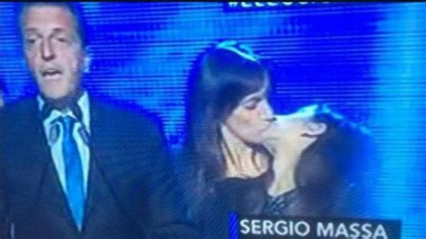 mujer e hija de sergio massa se besan en la boca mientras él reconoce derrota la república ec