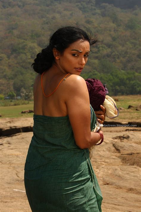 sab hot actress shweta menon hot navel show bare back show and sexy photo gallery in tharam movie